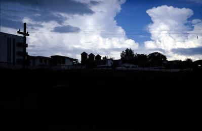 Casas e três caixas d'água (ao fundo)