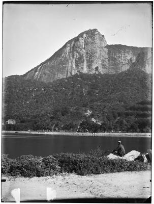 Morro do Corcovado a partir da Avenida Beira Mar
