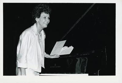 Carolina Cardoso de Menezes ao piano