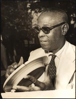 Donga tocando prato-e-faca