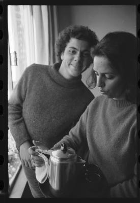 Luiz Carlos Ripper e Lena, na casa de Jorge, antes de viagem para locações do filme do Caca Diegues