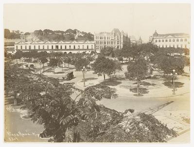 Praça Mauá, ao fundo, a Avenida Central e, à esquerda, o Morro de São Bento