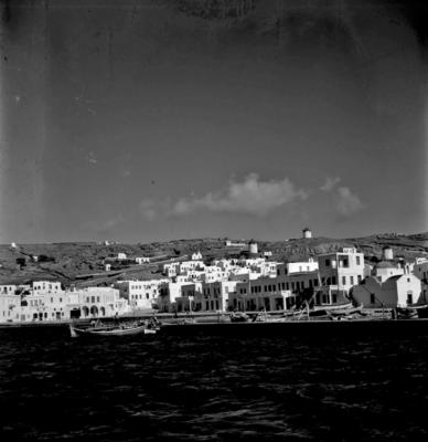 Vista de uma cidade grega à beira-mar