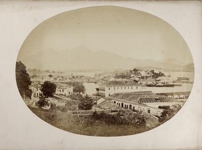 Vista de casarios e barcos