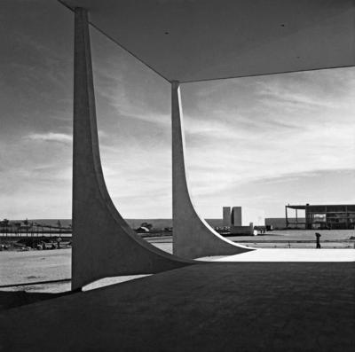 Supremo Tribunal Federal, ao fundo o Palácio do Planalto e o Museu Histórico de Brasília