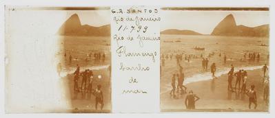 Banhistas na praia do Flamengo