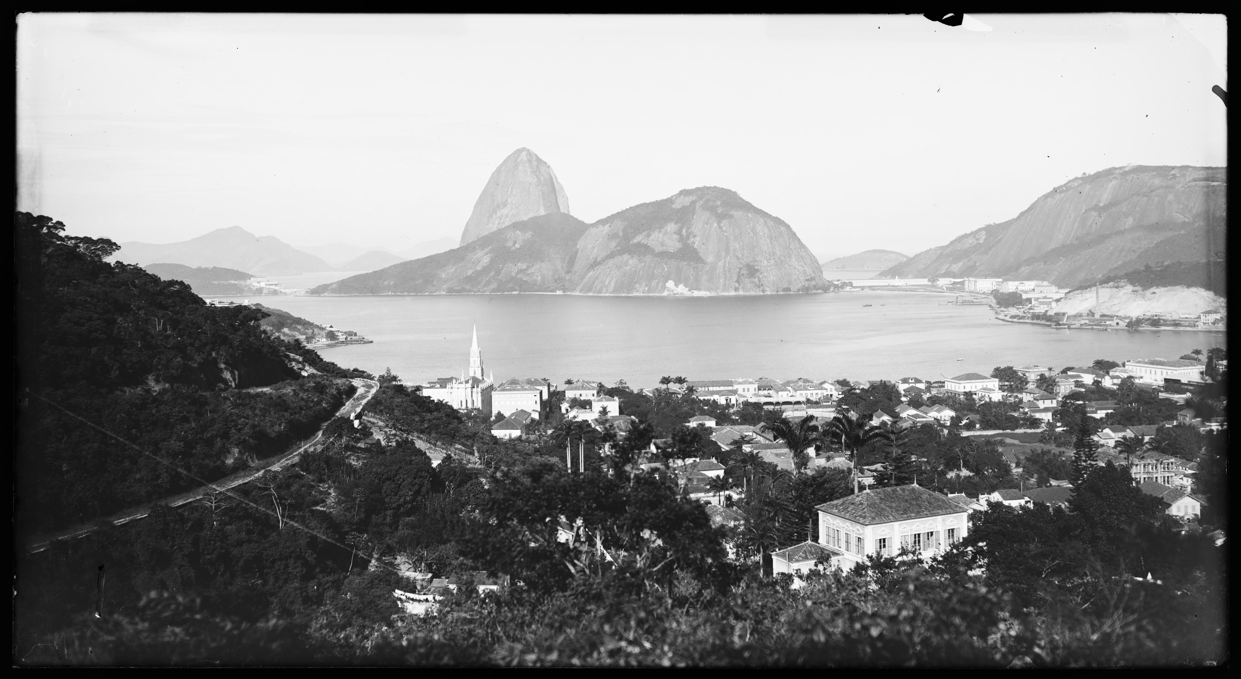 Enseada de Botafogo e Pão de Açúcar; tomados do Morro Mundo Novo