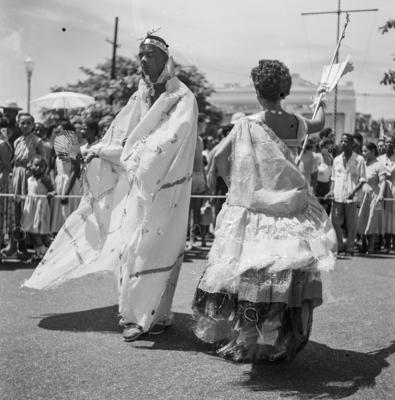 Desfile de blocos no Banho de Mar à Fantasia