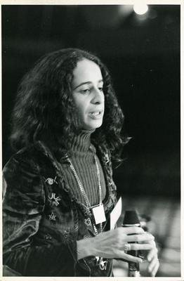 Maria Bethânia ao microfone