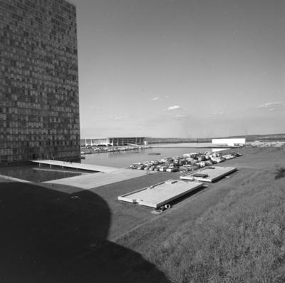 Congresso Nacional. À esquerda, o Palácio do Planalto e, à direita, o Museu Histórico de Brasília