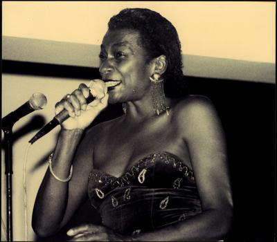 Zezé Motta ao microfone