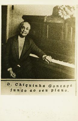 Chiquinha Gonzaga ao piano (reprodução de livro ou periódico)