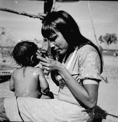 Mulher do povo Karajá confeccionando bonecas de cerâmica chamadas  Ritxòkò