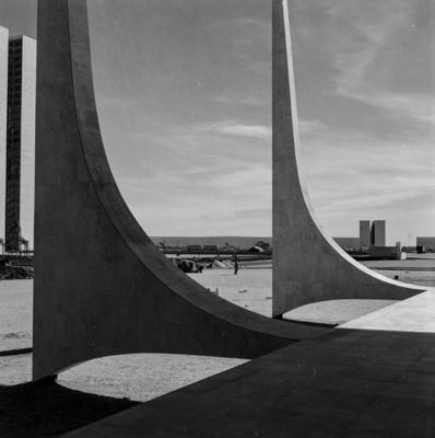 Supremo Tribunal Federal, ao fundo o Museu Histórico de Brasília