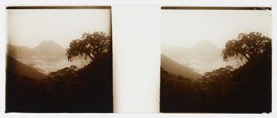 Vista da cidade, tomada da Estrada do Redentor;  ao fundo, Lagoa Rodrigo Freitas