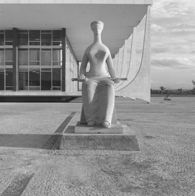 "A Justiça", escultura de Alfredo Ceschiatti