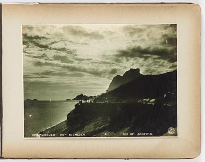 Crepúsculo na Avenida Niemeyer