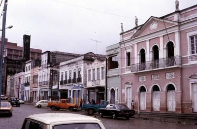 Aspectos da rua e Teatro Sete de Setembro (à direita)