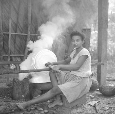 Ilha de Marajó - Mulher defumando látex