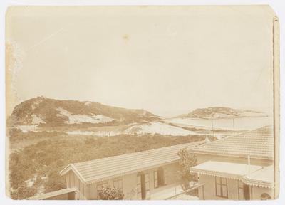 Residência da família Barreira Vianna; ao fundo, a Pedra do Arpoador