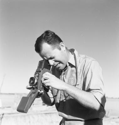 Marcel Gautherot documentando carrancas nas proas dos barcos do rio São Francisco