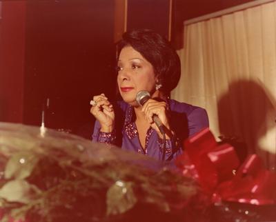 Elizeth Cardoso ao microfone