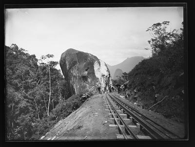 Estrada de Ferro Príncipe do Grão Pará (Linha do Norte), Caminho da estrada de ferro com rochedo