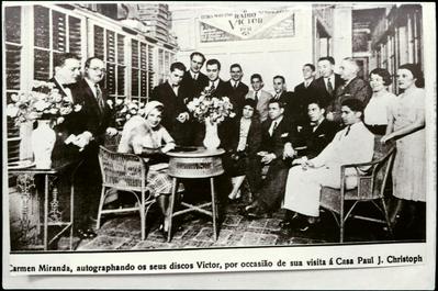 Carmen Miranda e Josué de Barros (reprodução de periódico ou livro)