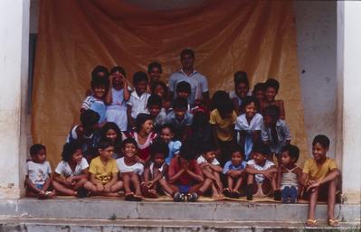 Alunos da escola rural com o professor Celso Oliveira