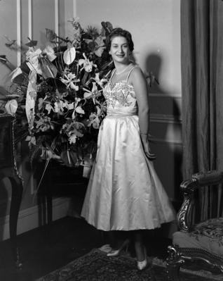 Jaquelinne Jaffet com vestido de noivado