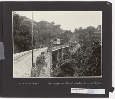 Bonde sobre o Viaduto do Silvestre - Ferrovia Corcovado