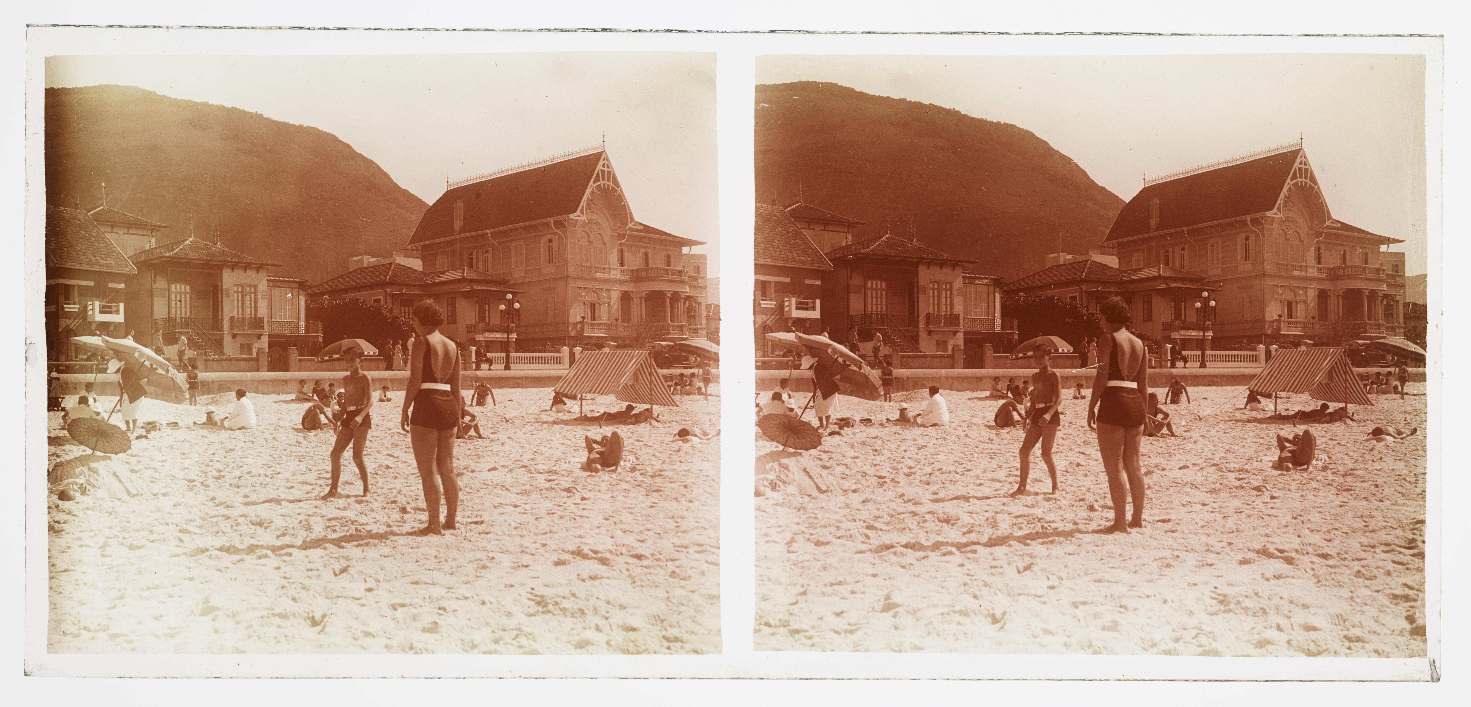 Banhistas na praia de Copacabana