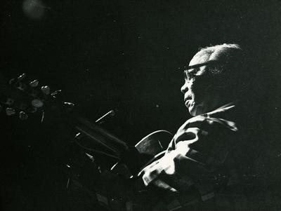 Nelson Cavaquinho com o violão