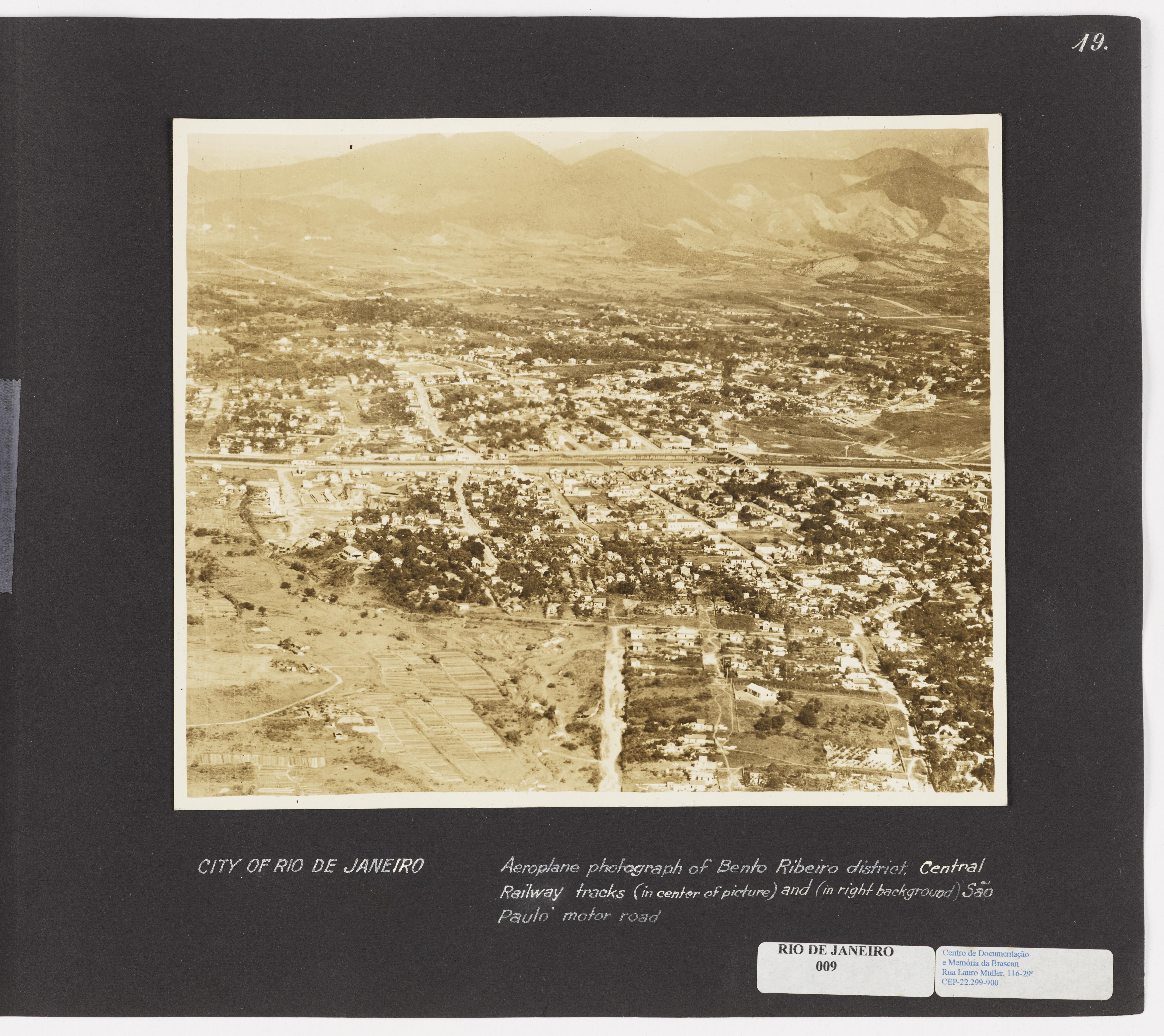 Bairro de Bento Ribeiro; destaque para os trilhos da Ferrovia Central (no centro da foto) e para rodovia em direção a São Paulo (ao fundo, à direita) - tomada de avião