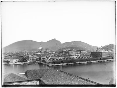 Panorama do centro do Rio de Janeiro, a partir da Ilha das Cobras, no primeiro plano a Alfândega e a torre da Candelária