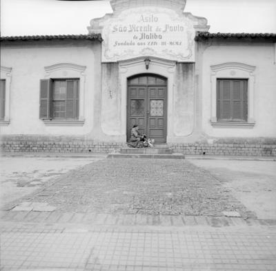 Idosa na entrada do asilo São Vicente de Paulo