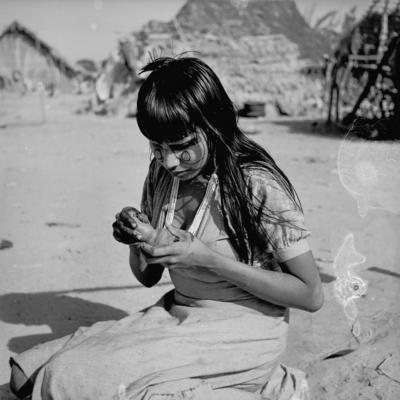 Mulher do povo Karajá confeccionando bonecas de cerâmica chamadas  Ritxòkò