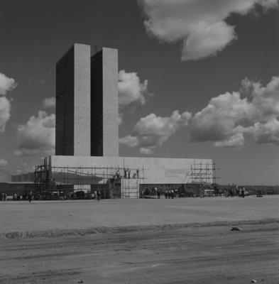 Congresso Nacional e Museu Histórico de Brasília (em primeiro plano) em construção