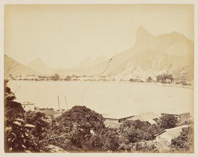Praia de Botafogo, ao fundo o Morro do Corcovado, Pão de Açúcar e a Pedra da Gávea