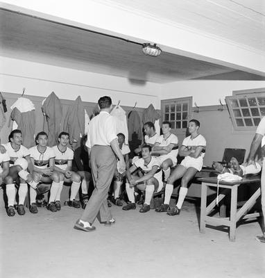 Excursão do Flamengo pela Europa - Técnico Flavio Costa dando instruções no vestiário