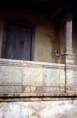 Casa com alpendre - pormenor do balcão e coluna