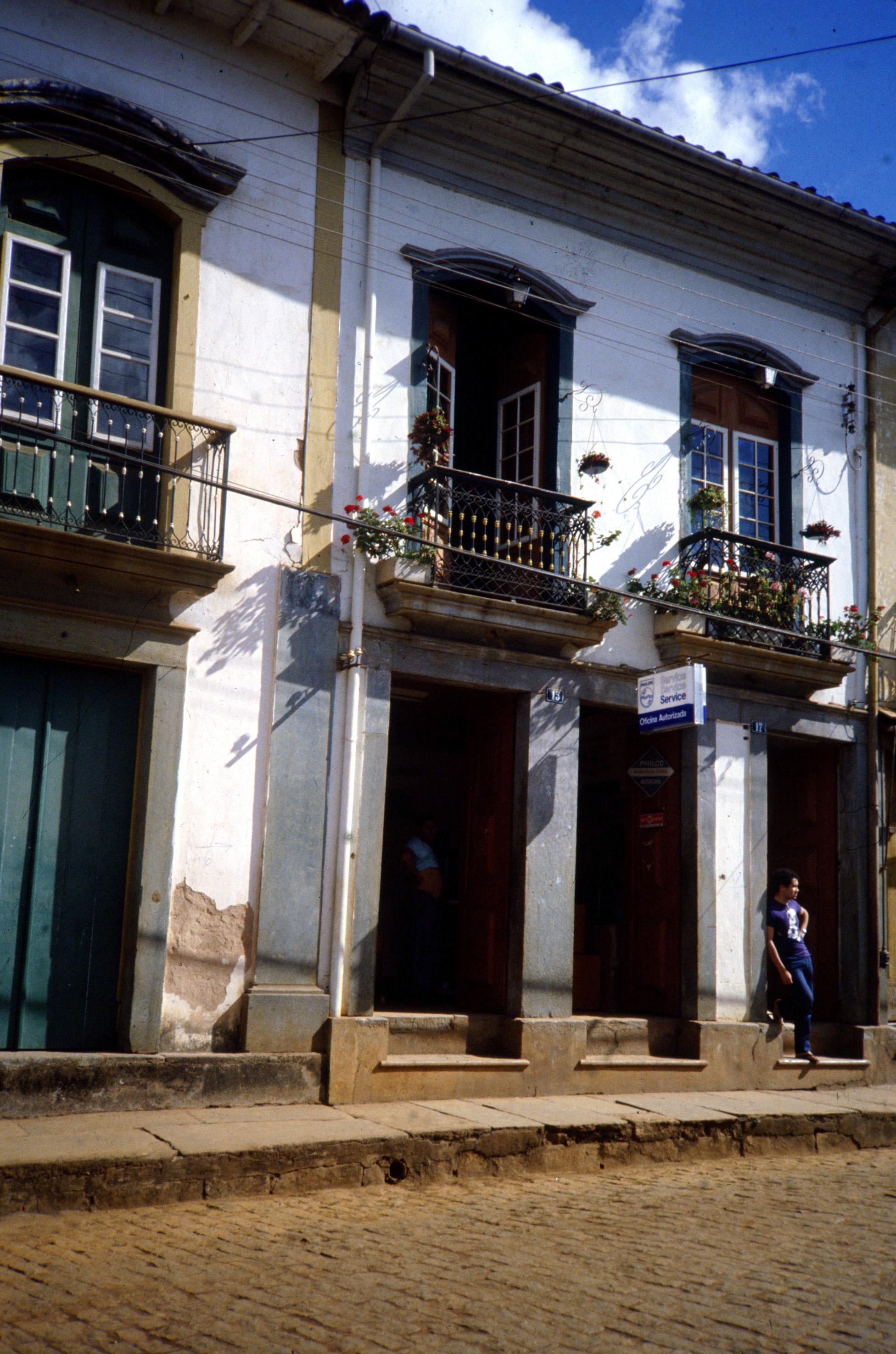 Sobrado com balcões