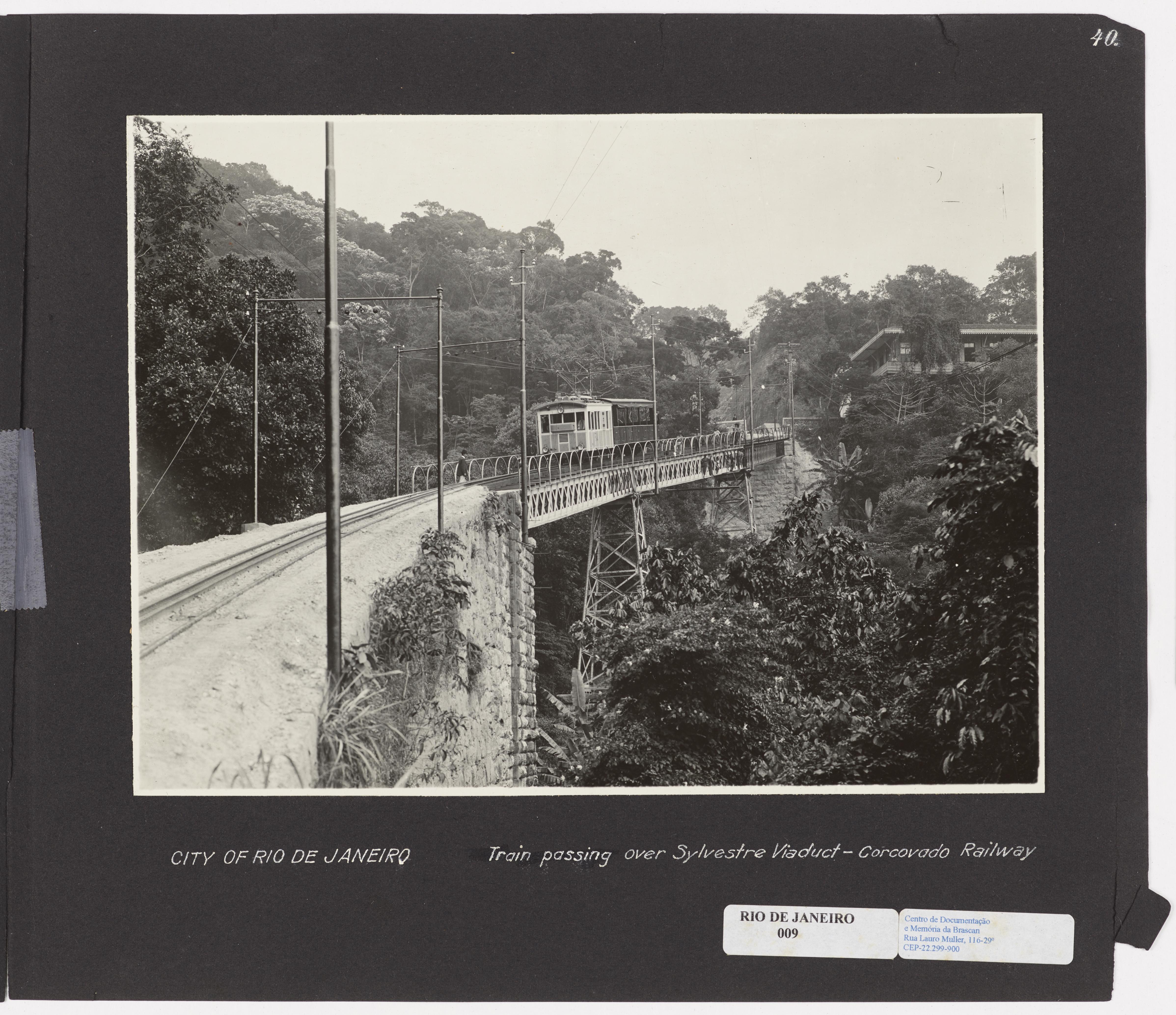 Bonde sobre o Viaduto do Silvestre - Ferrovia Corcovado