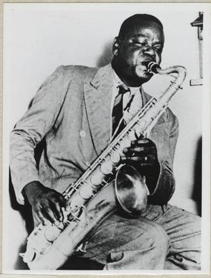 Pixinguinha com o saxofone