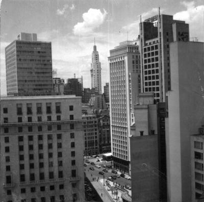 Edifício Altino Arantes, conhecido como Prédio do Banespa ou Banespão, ao centro em segundo plano