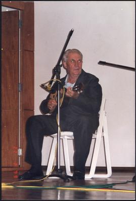 Toninho Gallani com o cavaquinho
