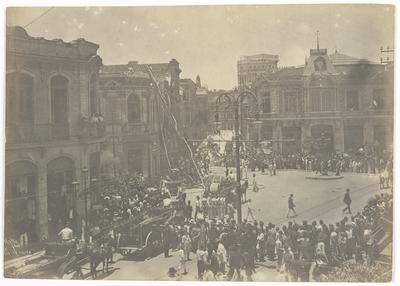 Atuação dos bombeiros durante incêndio em casarão