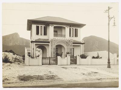 Fachada da casa onde morou o escritor Paulo Barreto, o João do Rio; ao fundo, o morro do Corcovado