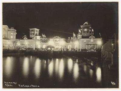 Vista noturna do Pavilhão de Caça e Pesca da Exposição Internacional do Centenário da Independência do Brasil