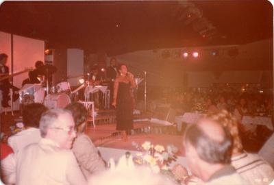 Elizeth Cardoso ao microfone